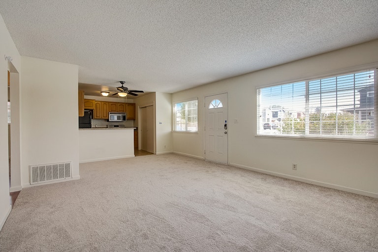 Photo 4 of 22 - 4525 Palm Ave #1, Sacramento, CA 95842