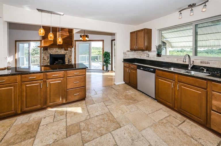 Photo 7 of 23 - 8109 Bay Dr, Tampa, FL 33635