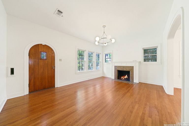 Photo 6 of 39 - 347 E Huisache Ave, San Antonio, TX 78212