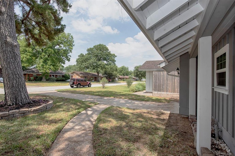 Photo 5 of 36 - 4910 Nina Lee Ln, Houston, TX 77092