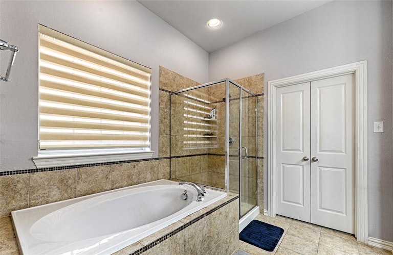 Photo 13 of 32 - 204 Vagon Castle Ln, Lewisville, TX 75056
