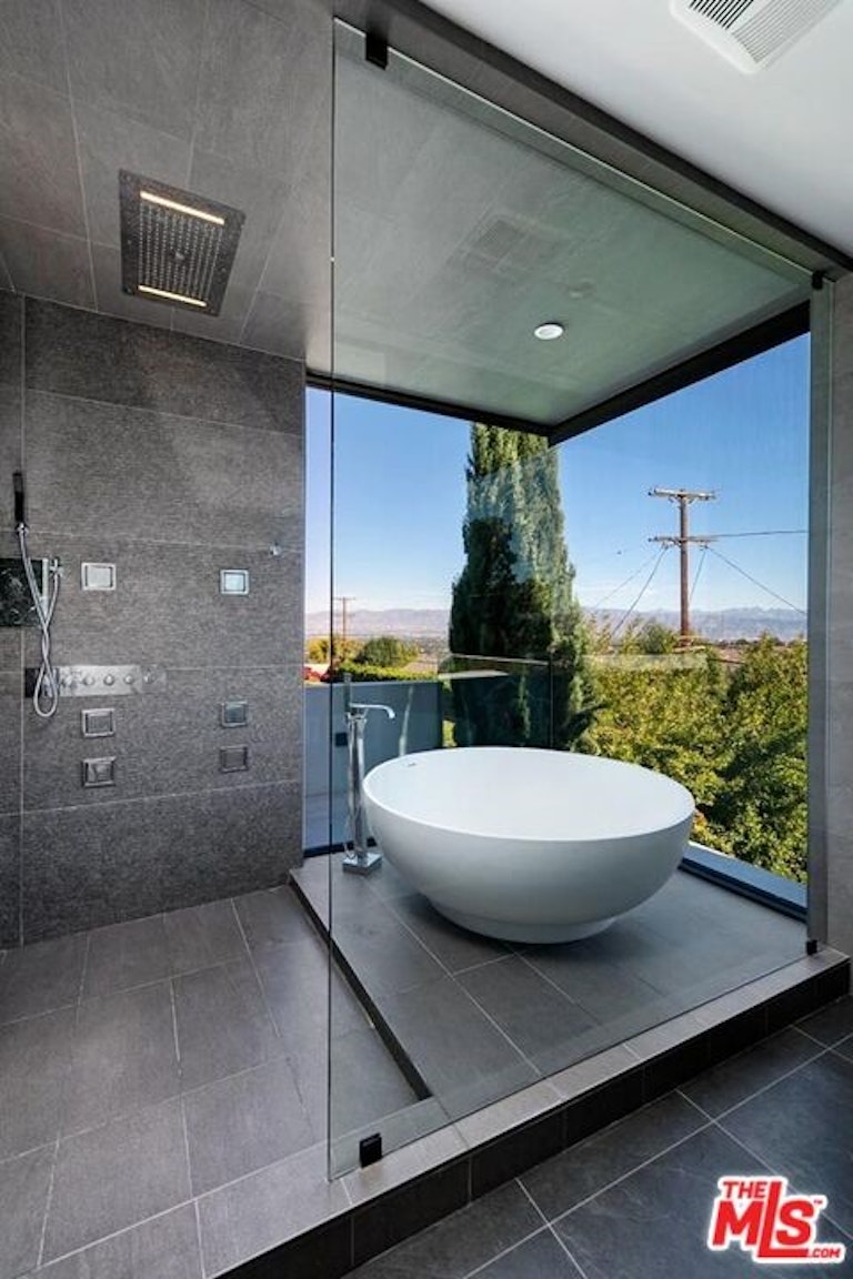Photo 14 of 25 - 3911 Cody Rd, Sherman Oaks, CA 91403