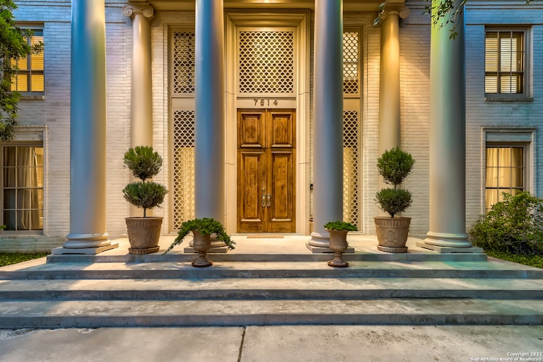 Photo 3 of 38 - 7614 Woodhaven St, San Antonio, TX 78209