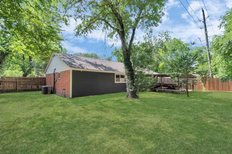 Photo 11 of 28 - 17550 S Compass Rose Cir, Crosby, TX 77532