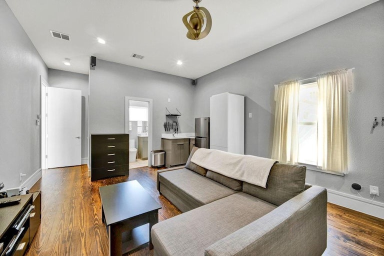 Photo 19 of 31 - 4806 Lynnacre Dr, Dallas, TX 75211