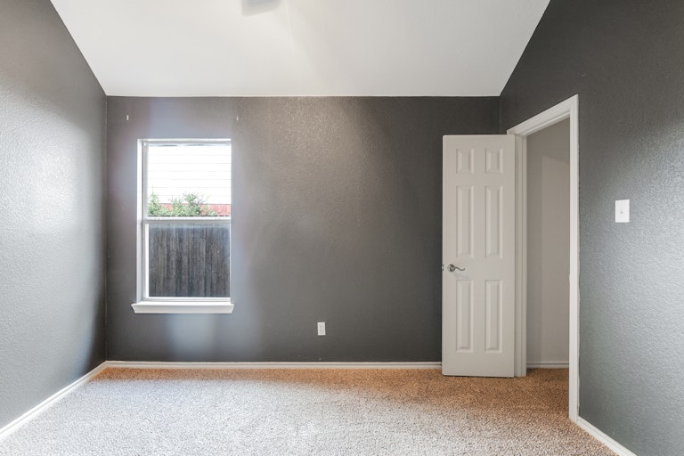 Photo 22 of 25 - 8427 Creekbluff Dr, Dallas, TX 75249