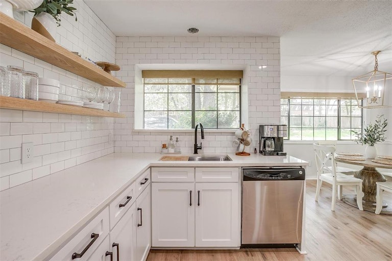 Photo 15 of 40 - 312 Emerald Ct, Burleson, TX 76028