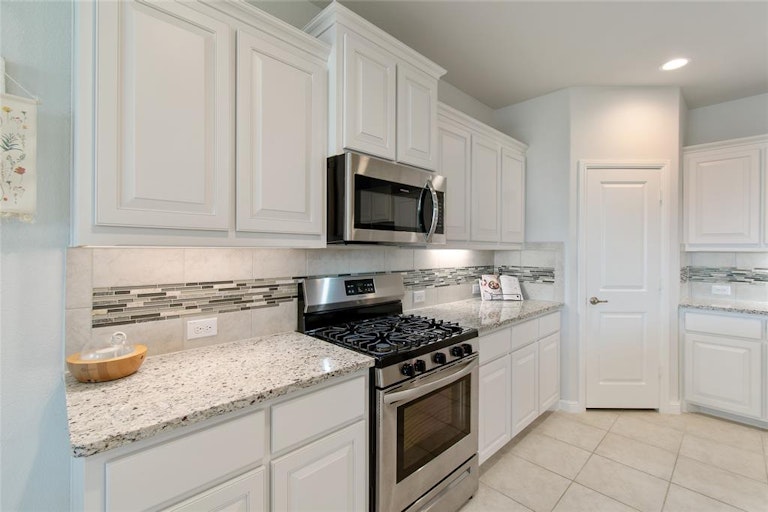 Photo 15 of 40 - 5828 Stream Dr, Fort Worth, TX 76137