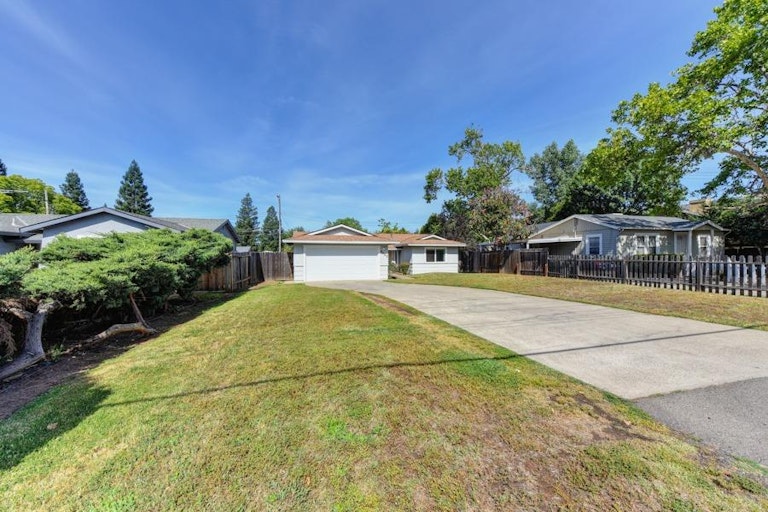 Photo 4 of 31 - 4137 California Ave, Carmichael, CA 95608