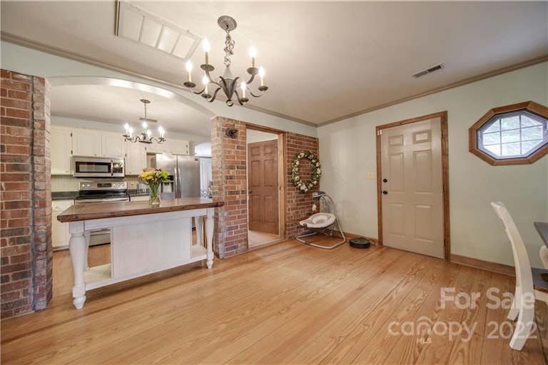 Photo 17 of 47 - 5802 Hillcrest Cir, Indian Trail, NC 28079