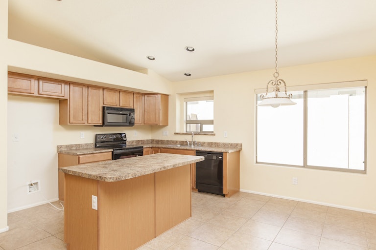 Photo 4 of 26 - 2215 W Peak View Rd, Phoenix, AZ 85085