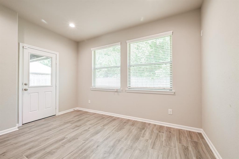 Photo 11 of 36 - 6822 Aspen Peak Dr, Baytown, TX 77521
