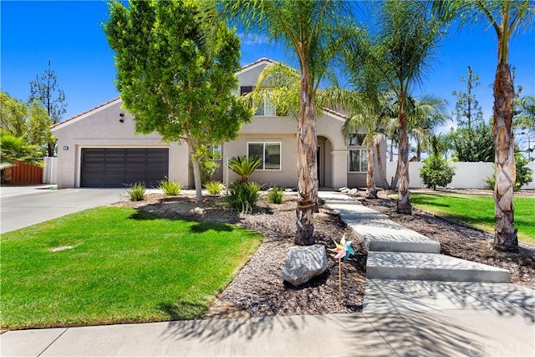 Photo 1 of 44 - 8215 Lantern Pl, Riverside, CA 92508