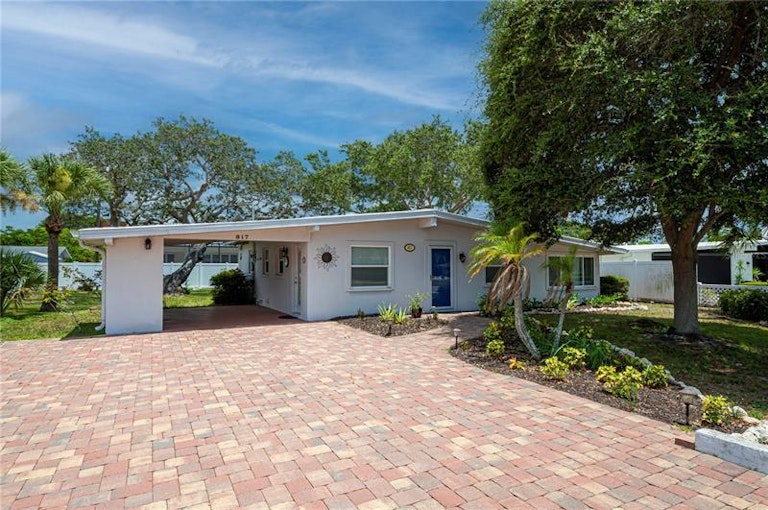 Photo 2 of 35 - 817 Harbor Dr S, Venice, FL 34285