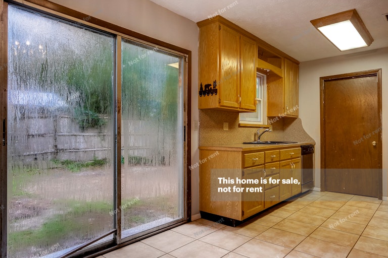 Photo 12 of 43 - 6215 Ogden Rd, Jacksonville, FL 32216