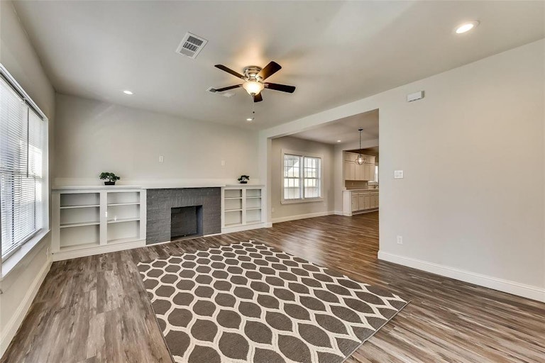 Photo 3 of 19 - 920 S Edgefield Ave, Dallas, TX 75208