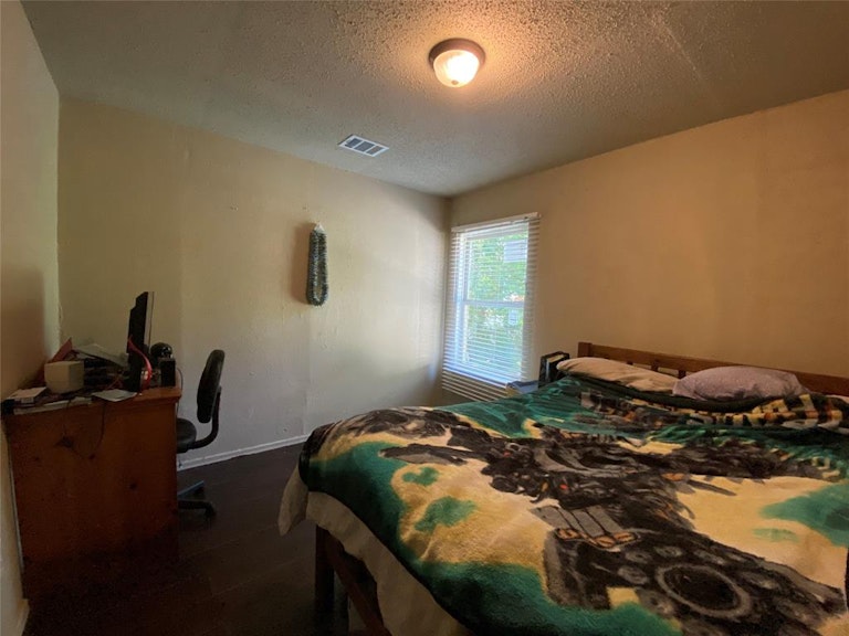 Photo 8 of 19 - 548 Elston Dr, Dallas, TX 75232