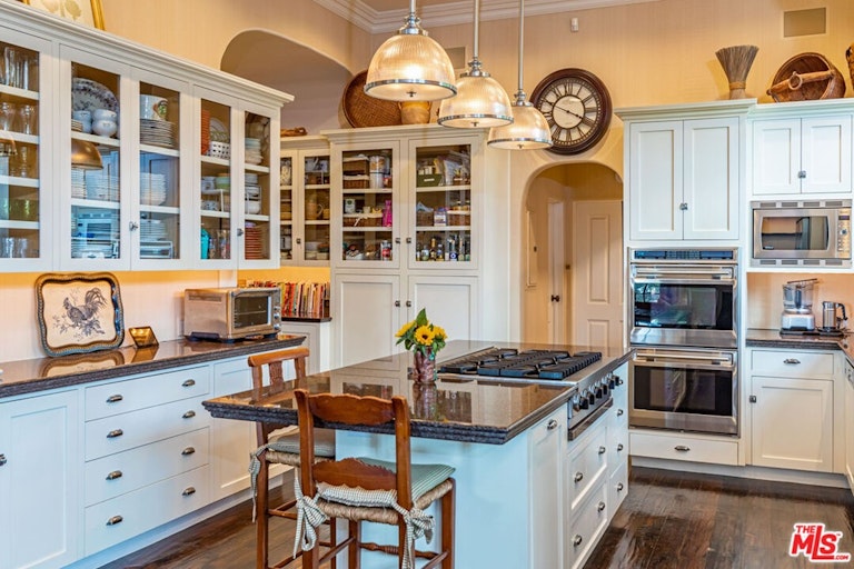 Photo 8 of 47 - 9014 Alto Cedro Dr, Beverly Hills, CA 90210
