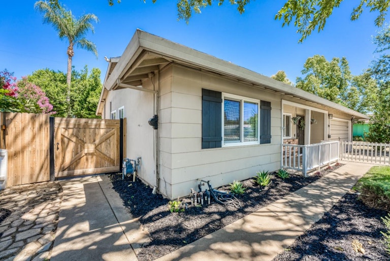 Photo 7 of 52 - 2341 Rogue River Dr, Sacramento, CA 95826