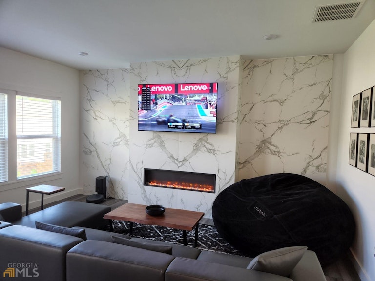 Photo 10 of 23 - 5014 Lilac View Ct, Sugar Hill, GA 30518