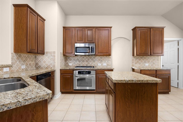 Photo 11 of 31 - 6326 Oxford Lake Dr, Rosenberg, TX 77471