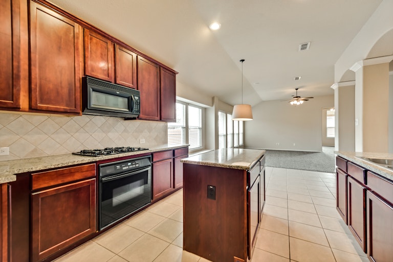 Photo 9 of 26 - 8961 Riscky Trl, Fort Worth, TX 76244