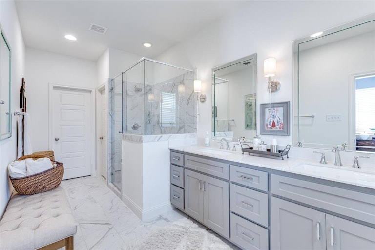 Photo 15 of 31 - 6310 Oakbend Cir, Fort Worth, TX 76132