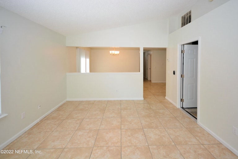 Photo 7 of 21 - 1433 Ellis Trace Dr W, Jacksonville, FL 32205