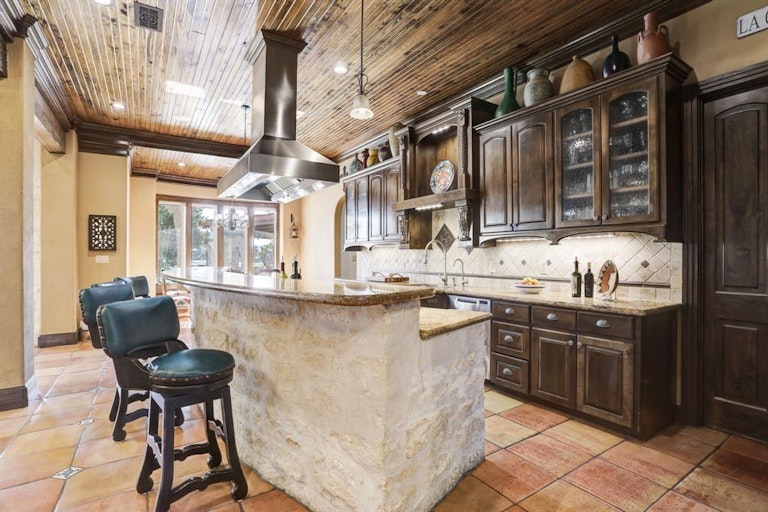 Photo 18 of 49 - 2517 Sierra Madre St, Friendswood, TX 77546