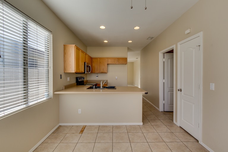 Photo 9 of 25 - 6609 W Lawrence Ln, Glendale, AZ 85302