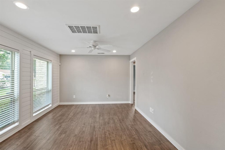 Photo 10 of 21 - 3838 Alsace St, Houston, TX 77021