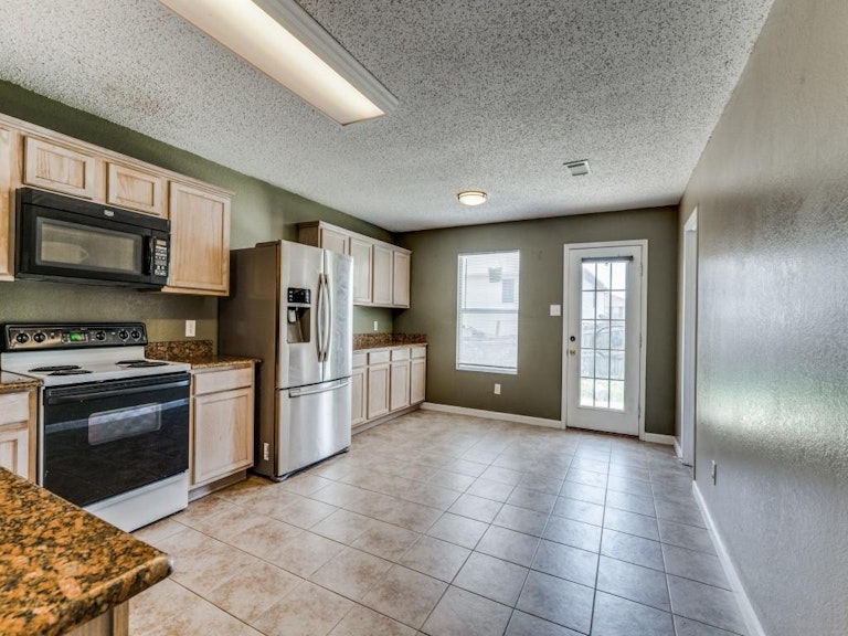 Photo 8 of 23 - 5309 Kingslink Cir, Fort Worth, TX 76135
