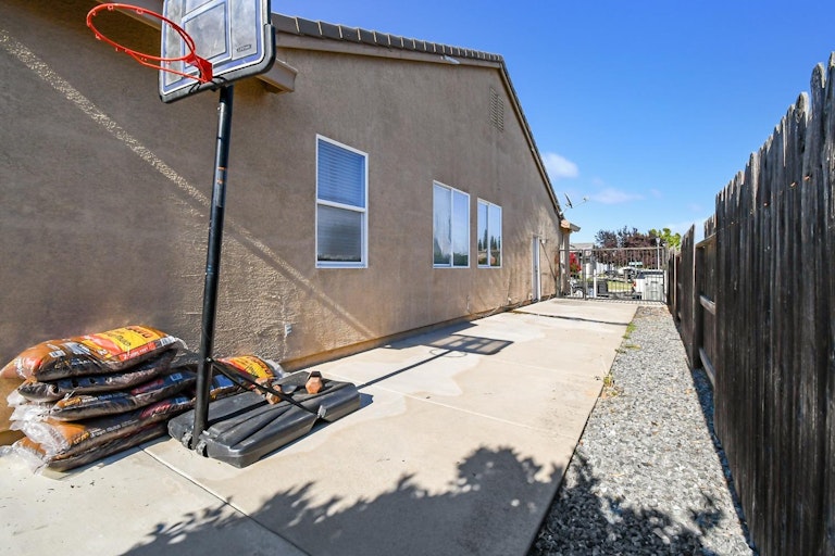 Photo 31 of 31 - 2122 Bidwell Bar Dr, Plumas Lake, CA 95961