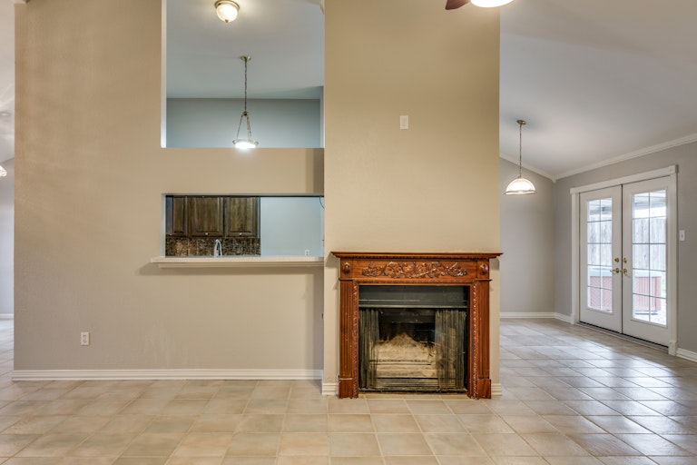 Photo 12 of 23 - 505 Country View Ln, Garland, TX 75043