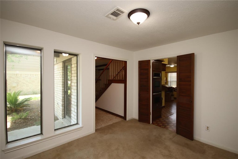 Photo 4 of 31 - 7507 Renmark Ln, Houston, TX 77070
