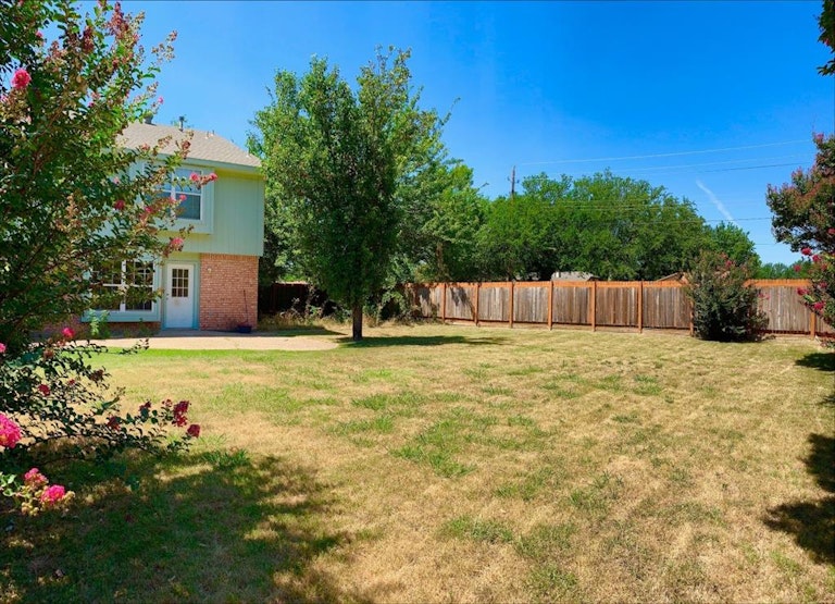 Photo 2 of 38 - 801 Forest Edge Ln, Wylie, TX 75098