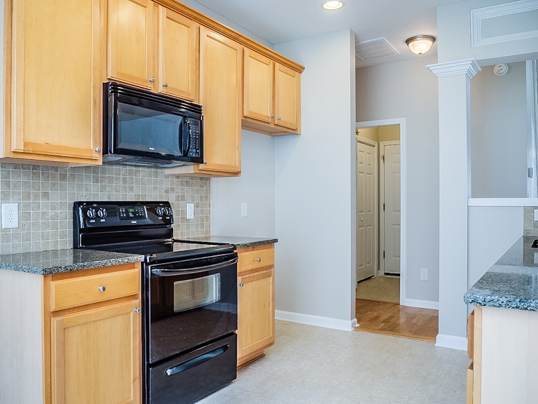 Photo 5 of 27 - 8004 Willowglen Dr, Raleigh, NC 27616