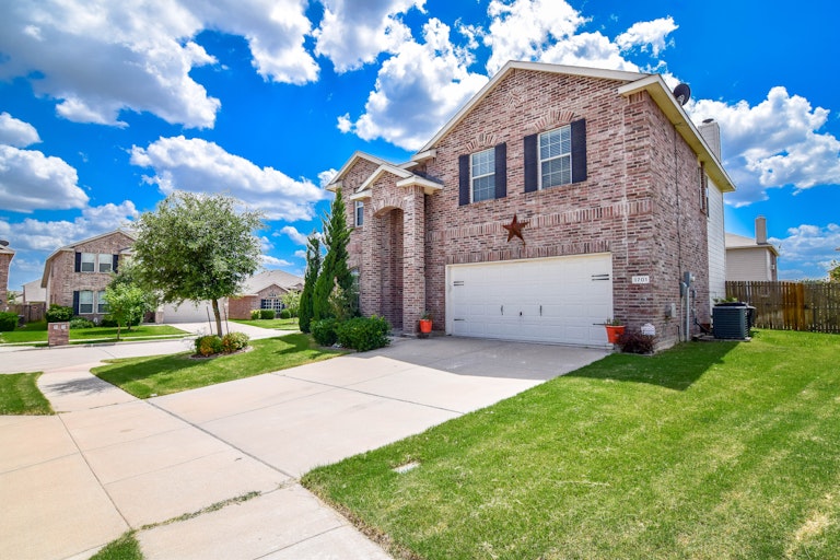 Photo 7 of 37 - 1701 Grassy View Dr, Fort Worth, TX 76131