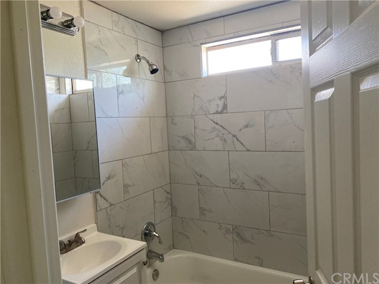 Photo 12 of 24 - 620 E Washington Ave, San Jacinto, CA 92583