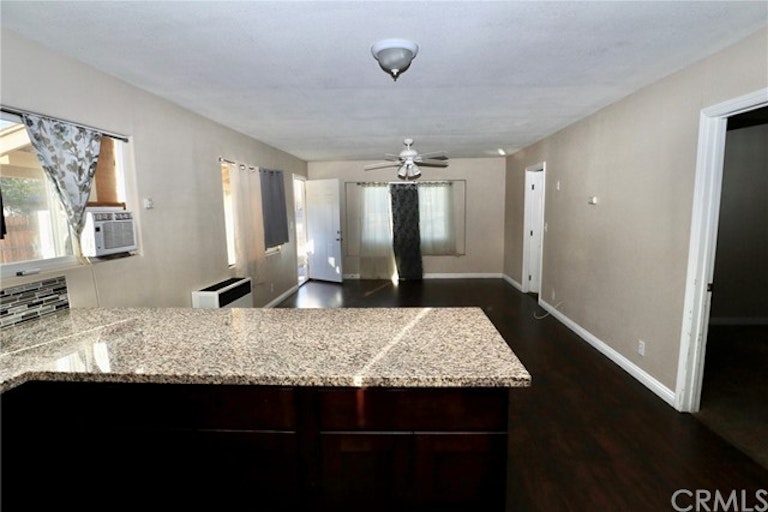 Photo 7 of 24 - 501 S Buena Vista St, Hemet, CA 92543