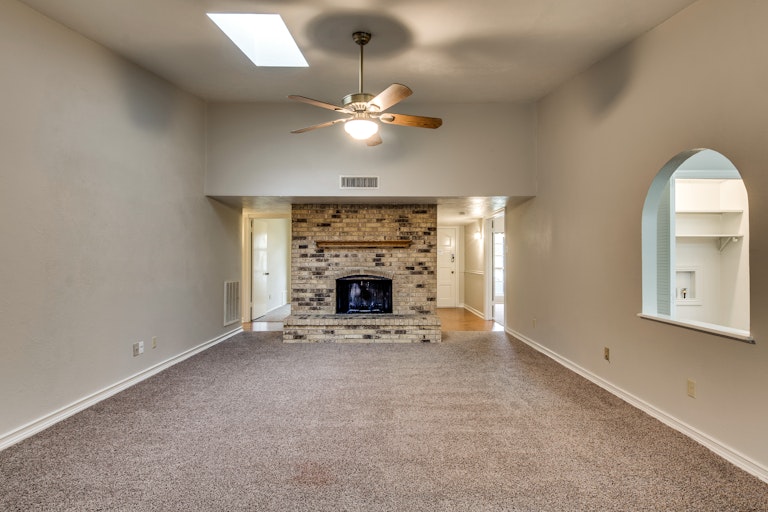 Photo 3 of 25 - 4820 Ash Glen Ln, The Colony, TX 75056