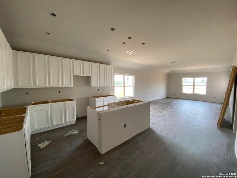 Photo 3 of 8 - 7943 Navarro Mls, San Antonio, TX 78252