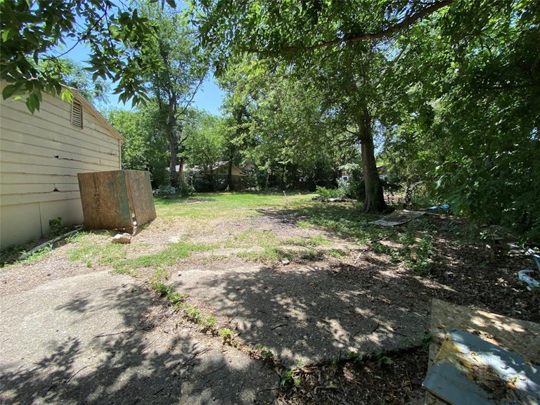 Photo 16 of 19 - 548 Elston Dr, Dallas, TX 75232