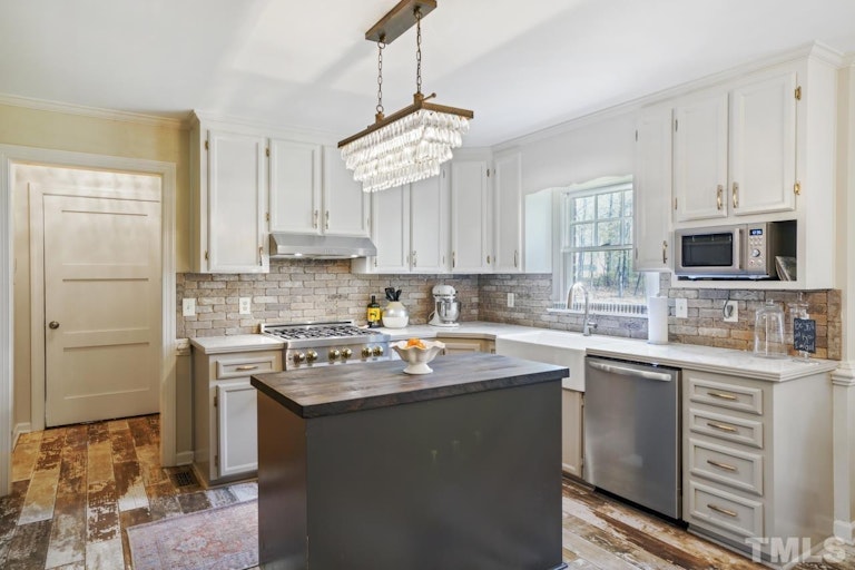 Photo 9 of 31 - 2016 Neuse Colony Dr, Clayton, NC 27527
