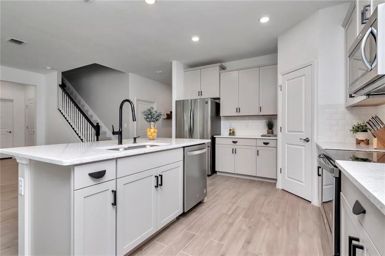 Photo 5 of 27 - 10918 Kidron Valley Ln, Tampa, FL 33625