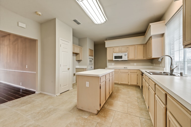 Photo 2 of 28 - 1921 Companion Way, Arlington, TX 76006