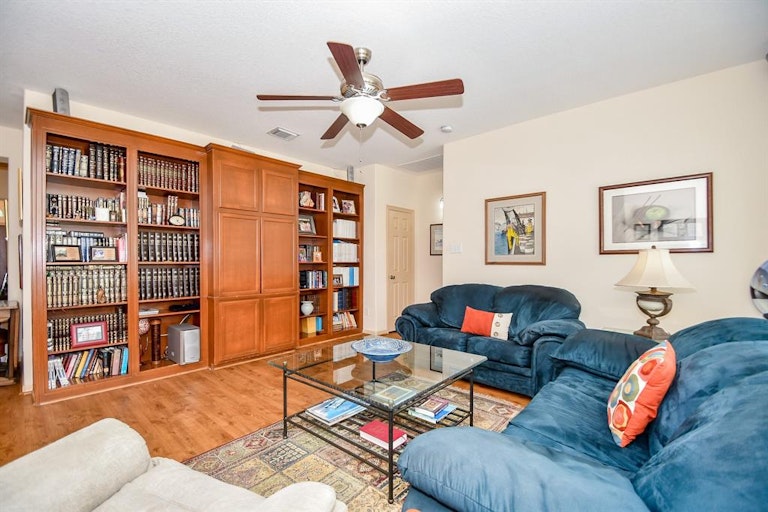 Photo 16 of 34 - 7702 Flax Dr, Houston, TX 77071