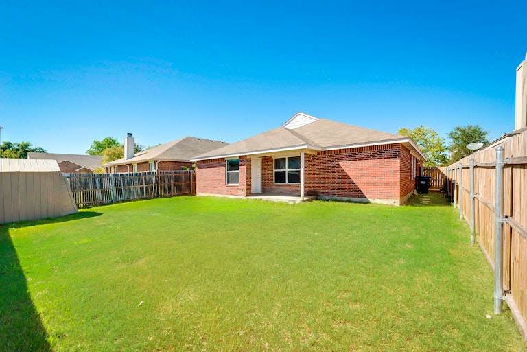 Photo 6 of 27 - 8954 Rushing River Dr, Fort Worth, TX 76118