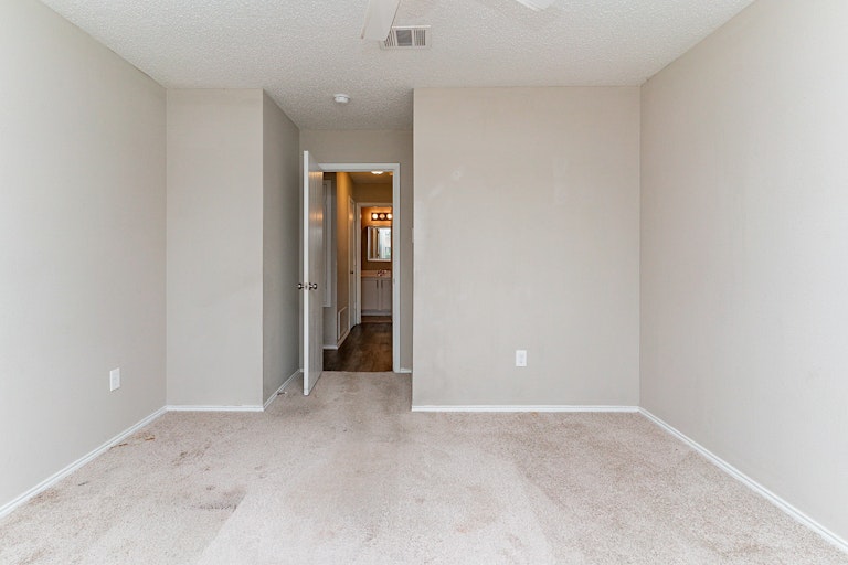 Photo 16 of 19 - 2552 Pilgrim Rest Dr, Dallas, TX 75237