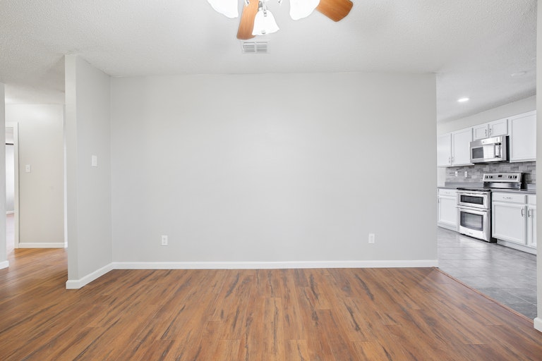 Photo 32 of 32 - 1300 Anna Lea Ln, Burleson, TX 76028